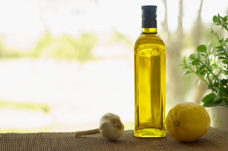 Pročistí žaludek, aktivuje funkci jater a mnoho dalšího! Stačí si dát na lačno lžíci olivového oleje s citronem