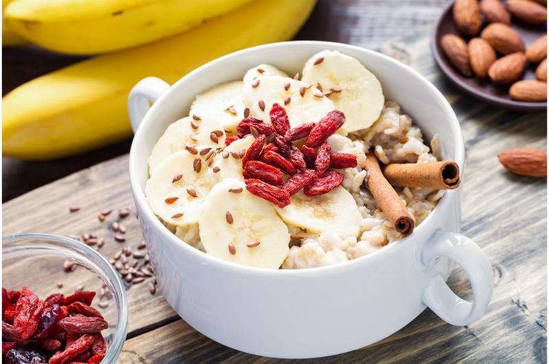 Připravte si zdravou a výživnou snídani! Recept na pohankovou kaši se skořicí a ovocem