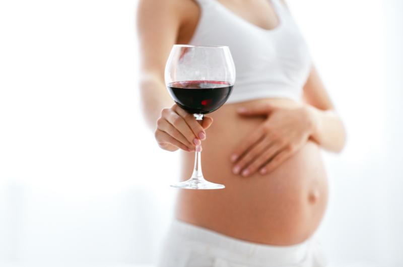 Může konzumace alkoholu na začátku nebo během těhotenství poškodit plod?