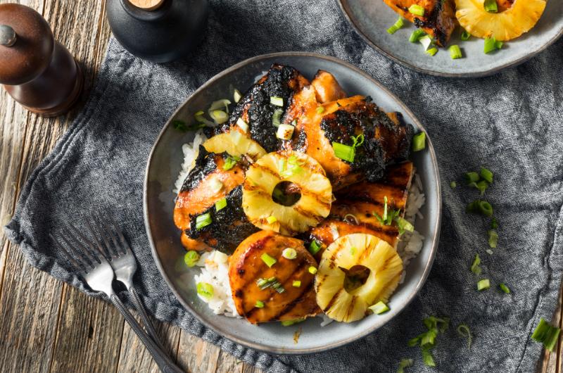 Oživte grilovačku s tímto neodolatelným receptem na havajské kuře s BBQ omáčkou