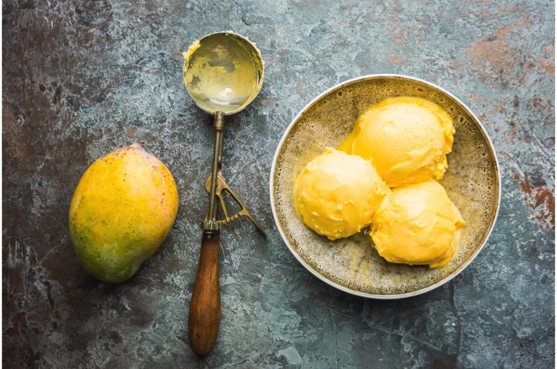 Oslaďte si léto: neobvyklé recepty na domácí zmrzlinu, včetně mangové s kokosem nebo bazalky