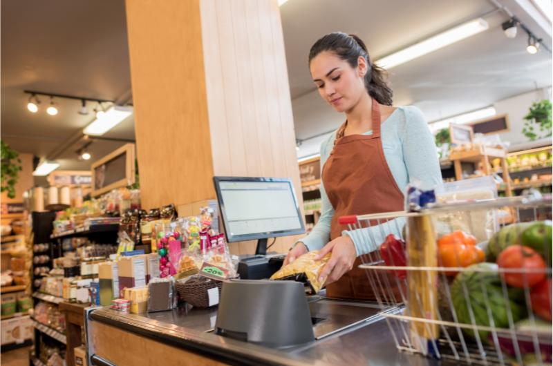 Průměrný plat prodavačů vzrostl: Co se změnilo za poslední tři roky?