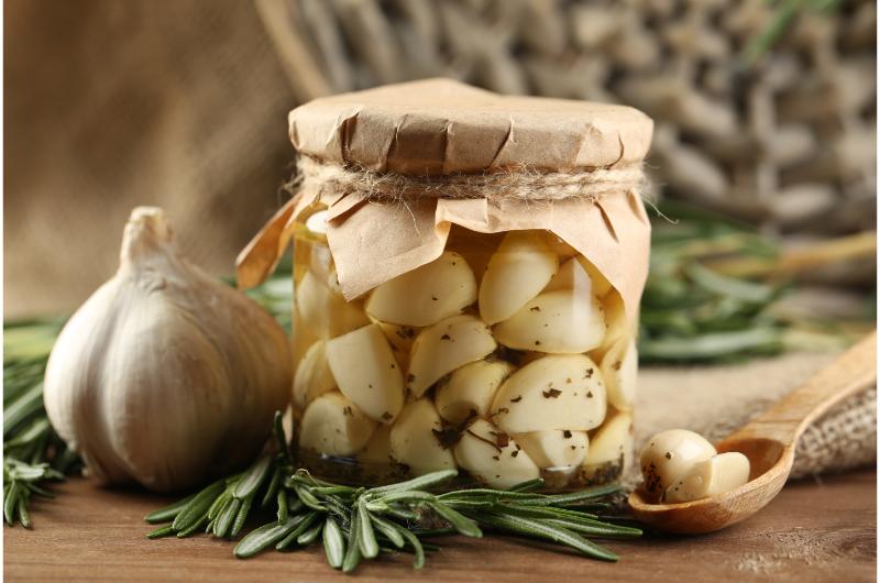 Proč naložit česnek na zimu? Zdravotní výhody a jednoduchý recept