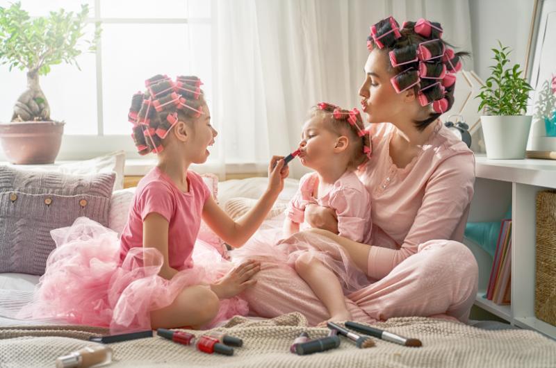 Když dekorativní kosmetika škodí dětem: Co by rodiče měli vědět?