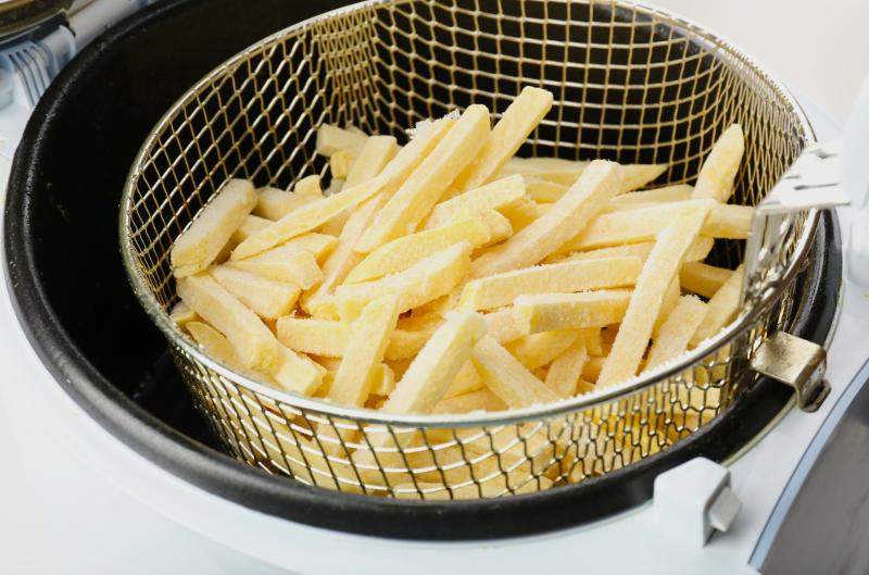 Hranolky mohou skrývat nebezpečí: Co na vás číhá ve vašem oblíbeném jídle?