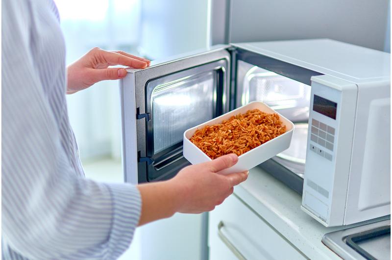 Proč nikdy nevidíte reklamy na mikrovlnné trouby? Tajemství, které vás překvapí