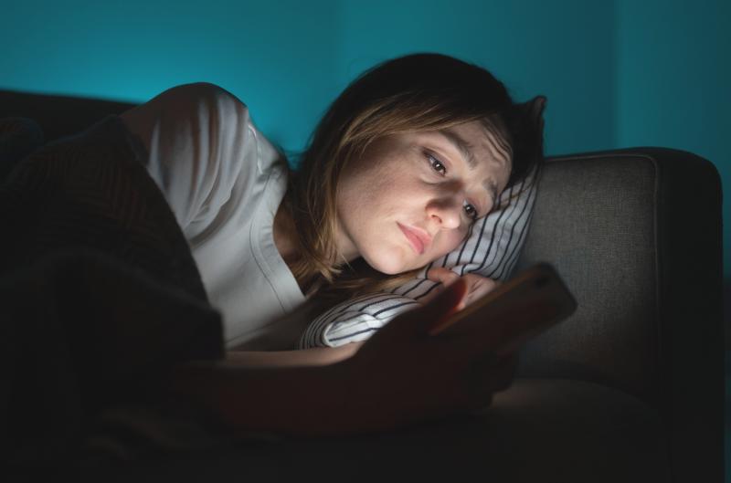 Jak se zbavit večerních depresí? Psychologové radí, co dělat před spaním