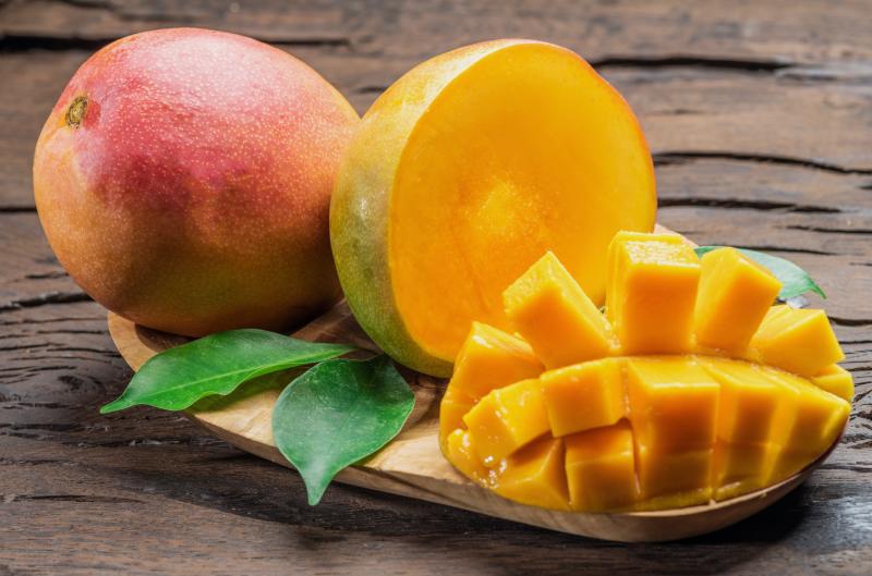 Oloupat nebo nechat slupku? Jak jíst mango a vytěžit z něj maximum