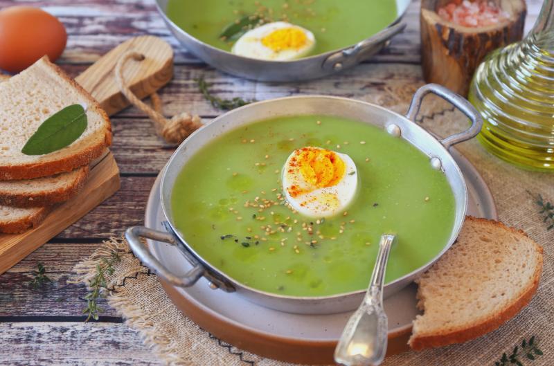 Jarní hrášková polévka s vejcem: Lehký recept plný chuti a svěžesti