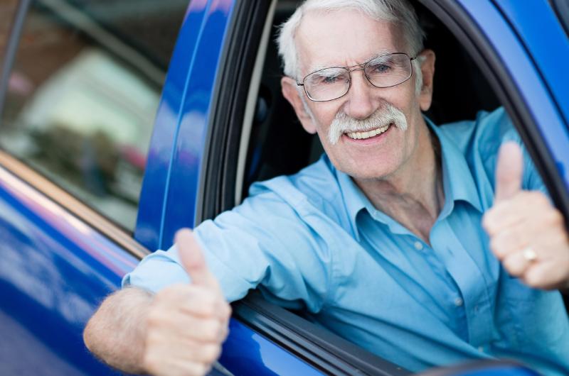 EU chce stanovit maximální věk pro řízení vozů. Co čeká starší řidiče v Česku?