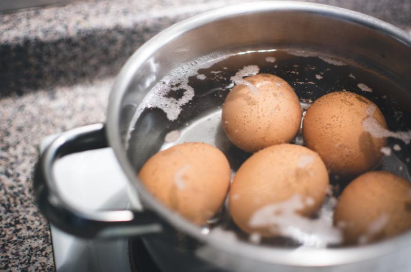 Jak zabránit prasknutí vajec při vaření? Jednoduchý trik, který funguje