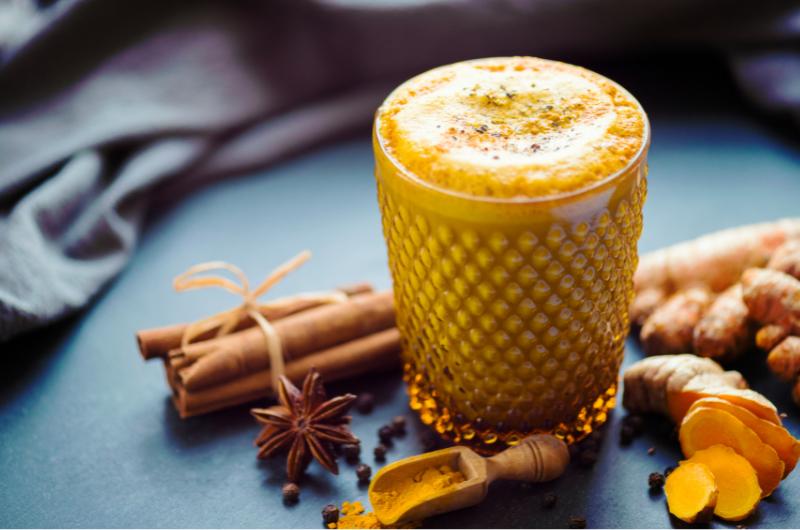 Zlaté mléko: Starý indický recept, který posílí imunitu, zlepší spánek i trávení