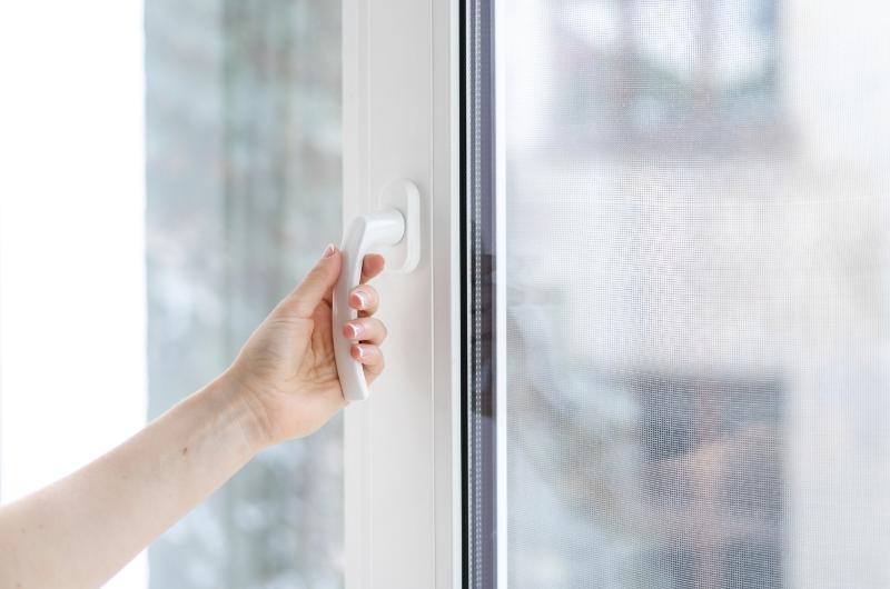 Zažloutlé plastové rámy? Tento trik je vrátí do bílé za 5 minut. Stačí jen dvě ingredience!