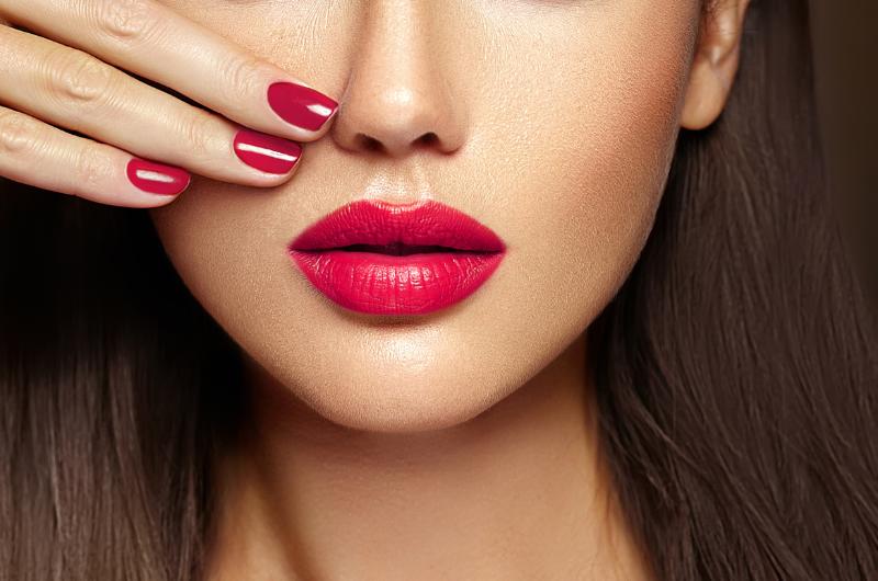 Brunetky, tato rtěnka z vás udělá královnu! Vizážisté odhalili TOP odstíny, které zaručeně zaujmou
