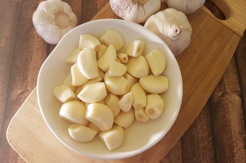 Zapomeňte na špinavé prsty! Česnek oloupete za vteřinu pomocí běžného kuchyňského nástroje