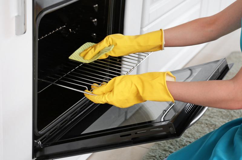 Tato surovina vyčistí vaši troubu líp než ocet i soda. Máte ji doma taky!