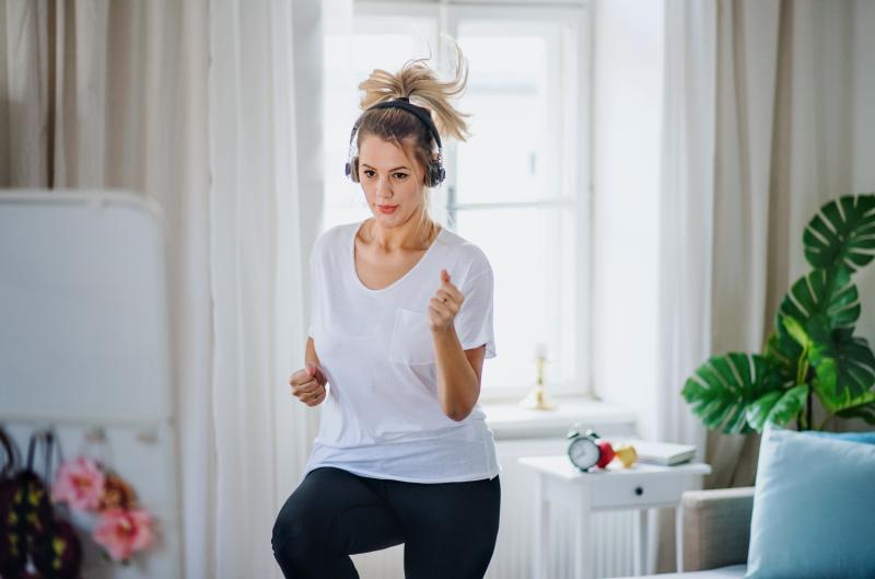 Jak na kardio doma? Cvičení, které zvládnete bez činek i posilovny