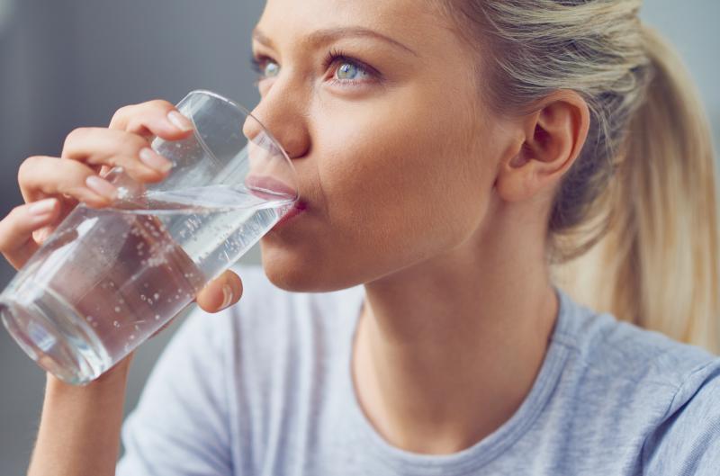 7 častých chyb v pitném režimu, které vedou k únavě i přibírání na váze