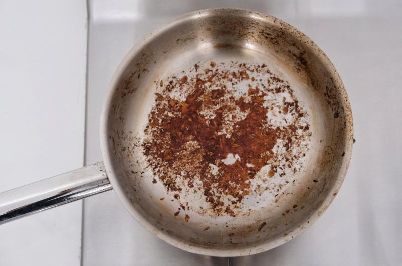 Už nemusíte vyhazovat – jak vyčistit spálené pánve, aby opět zářily