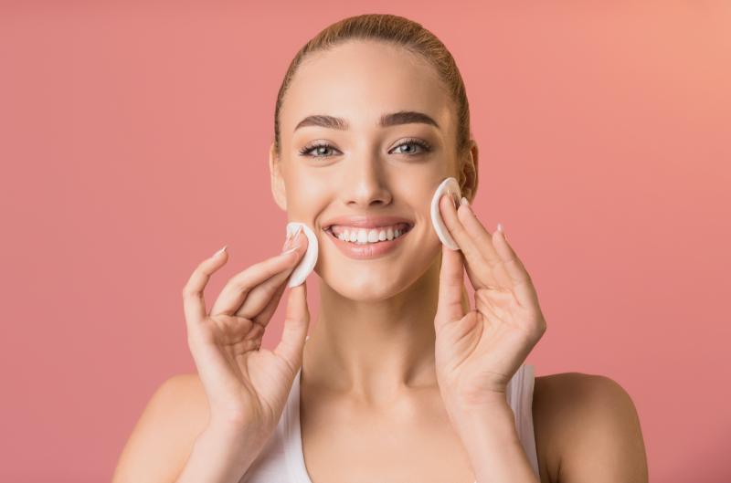 Peeling na léto: Co si dát na obličej, aniž byste riskovali pigmentaci
