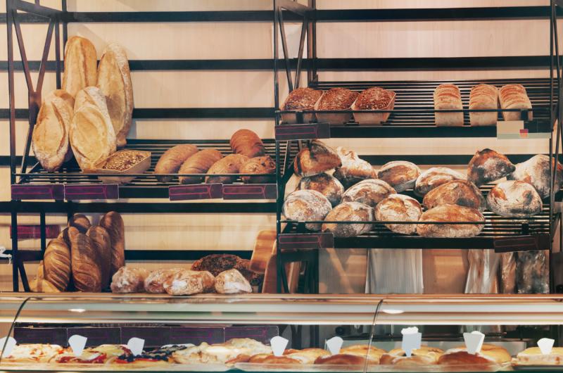 Levné rohlíky i chléb: Které obchody je večer prodávají skoro zadarmo?