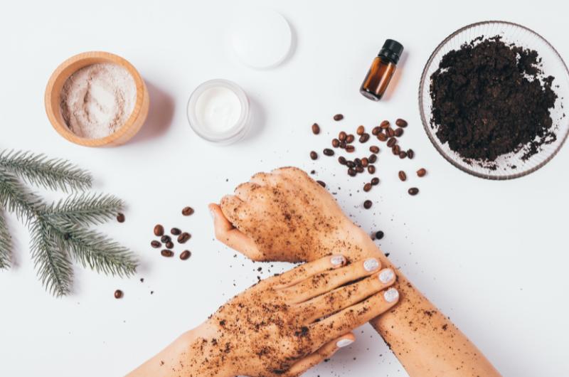Zbavte se suché pokožky i zápachu během vteřin: Letní hit je mytí rukou kávou a cukrem!