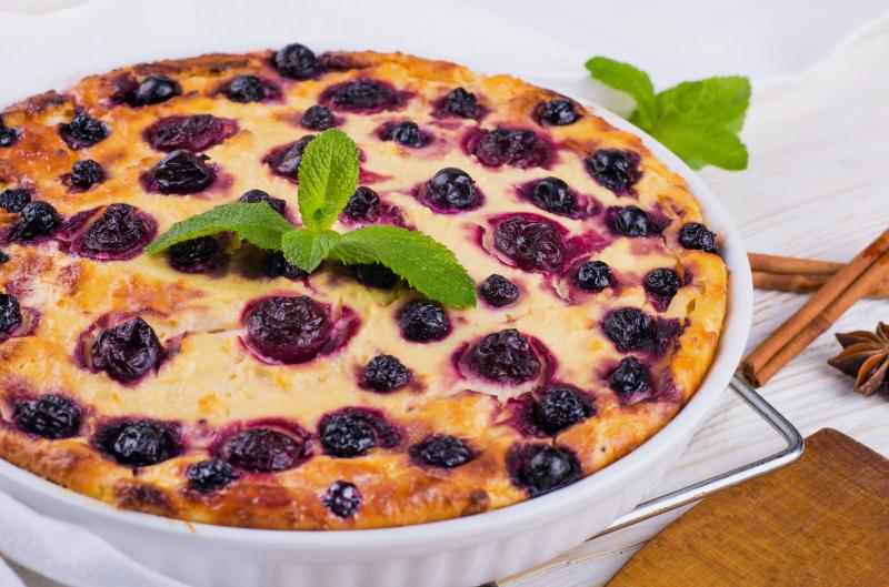 Rybízový koláč s tvarohem: Recept na šťavnatý letní dezert, který zvládnete hned