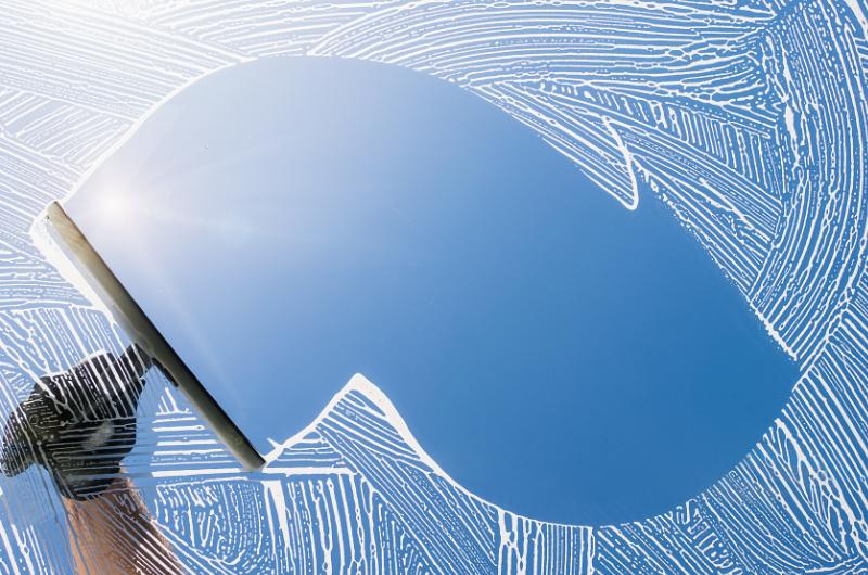 Žádné drahé prostředky: Jedna věc z koupelny vám okna vyčistí jako profík