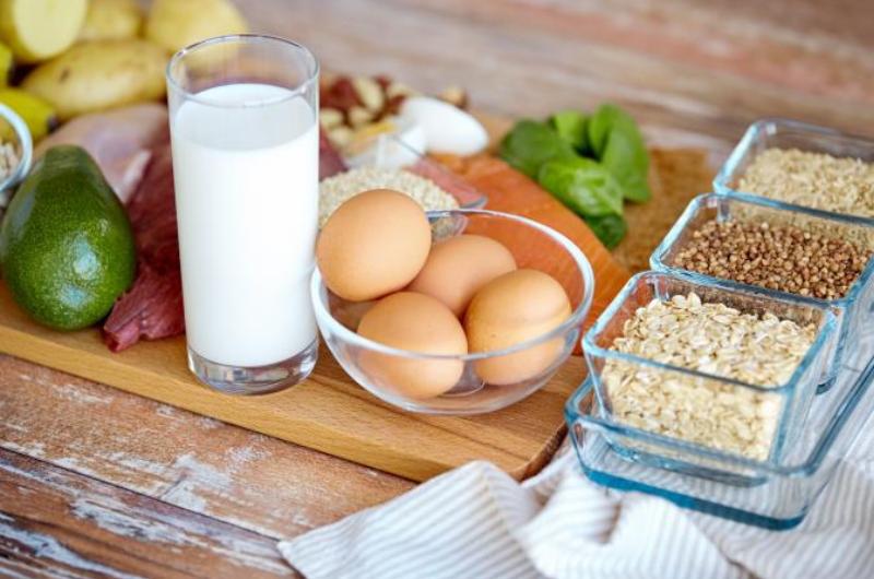 Ovesná kaše vs. vajíčka: Co je opravdu zdravější snídaně?