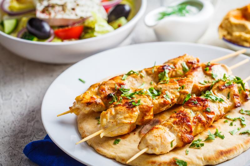 Už vás nebaví jíst kuřecí prsa stále stejným způsobem? Připravte si pravé řecké souvlaki