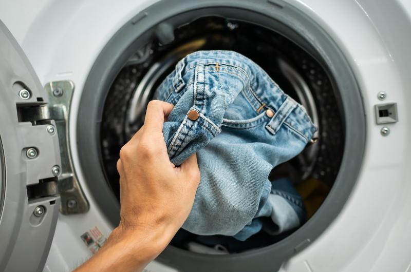 Děláte tu chybu při praní džínů? Takto jim zbytečně zkracujete životnost