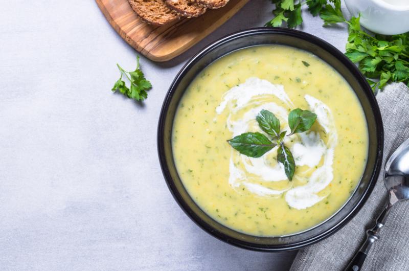 Letní hit na talíři: Krémová cuketová polévka, která vás nadchne hned první lžící