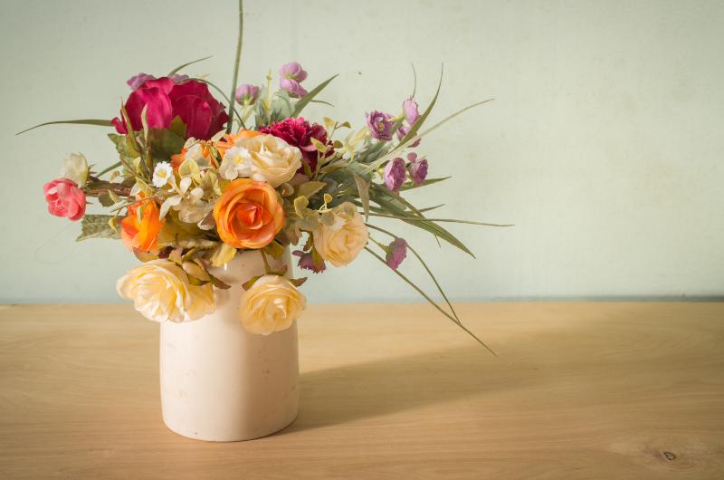 Květiny jako čerstvě utržené? Přidejte do vázy toto a vydrží vám celé týdny