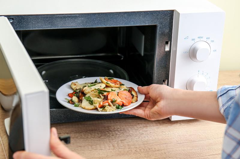 Horký talíř, studené jídlo? Chyba není v mikrovlnce, ale v tom, jak ji používáte