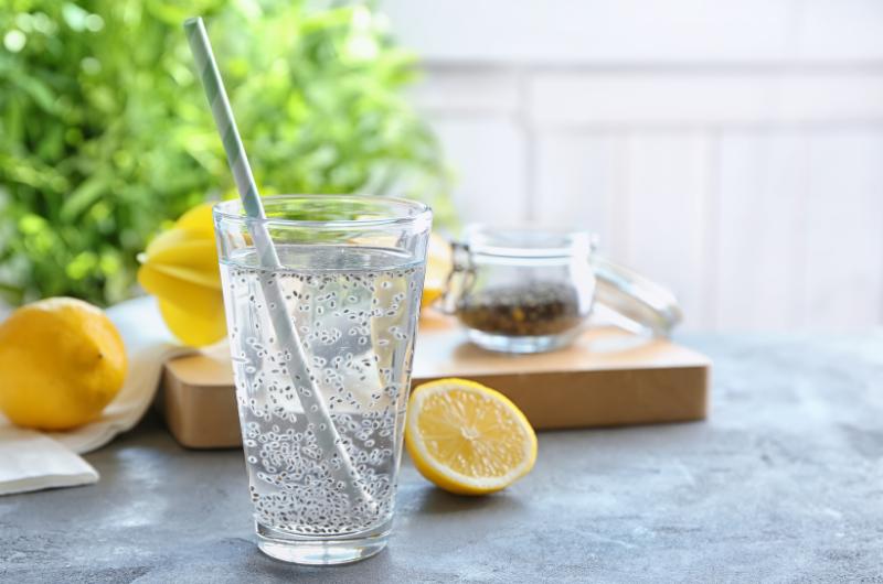 Zapomeňte na kávu: Tento ranní nápoj zázračně nastartuje trávení a břicho bude plošší