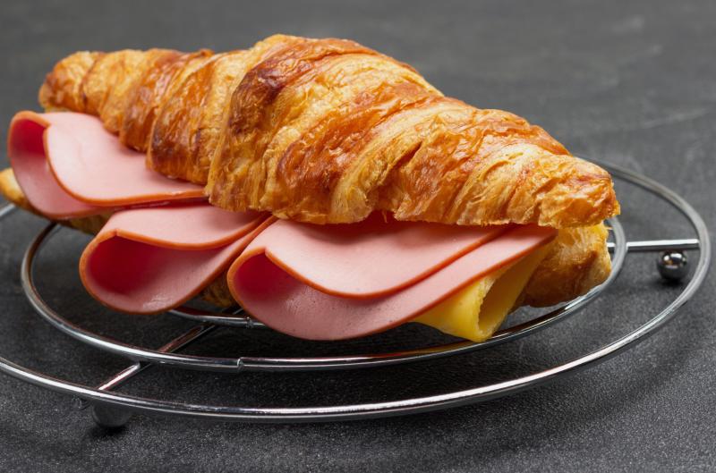 Rychlý recept na croissanty se šunkou a sýrem: Slané pečivo z listového těsta do 30 minut