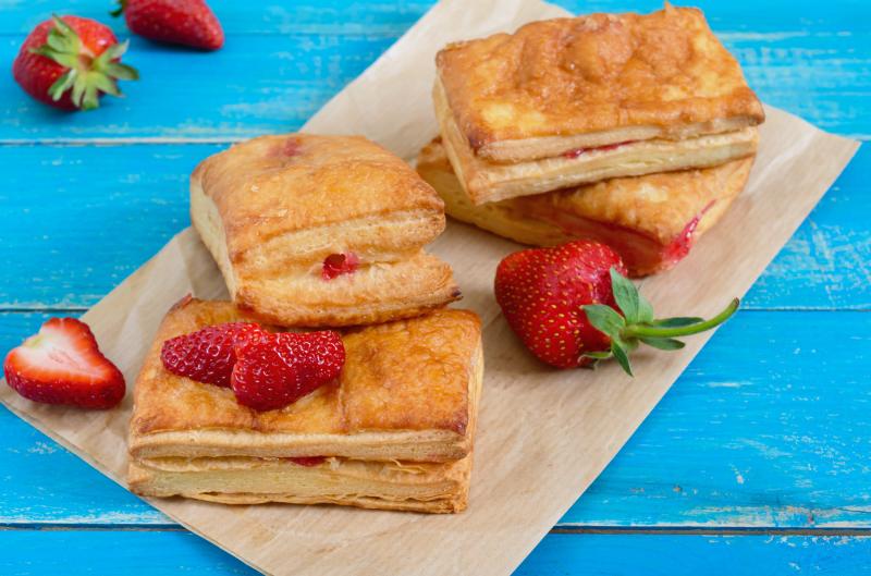 Pudingové taštičky z listového těsta: Snadný dezert s jahodami a mandlovými lupínky