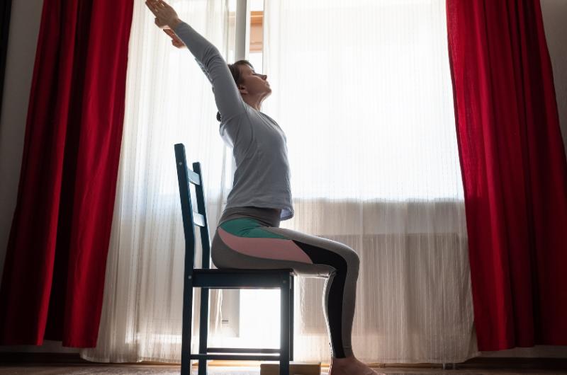 Japonky si udržují ploché břicho díky těmto dvěma cvikům. Zvládnete je i vsedě za minutu denně