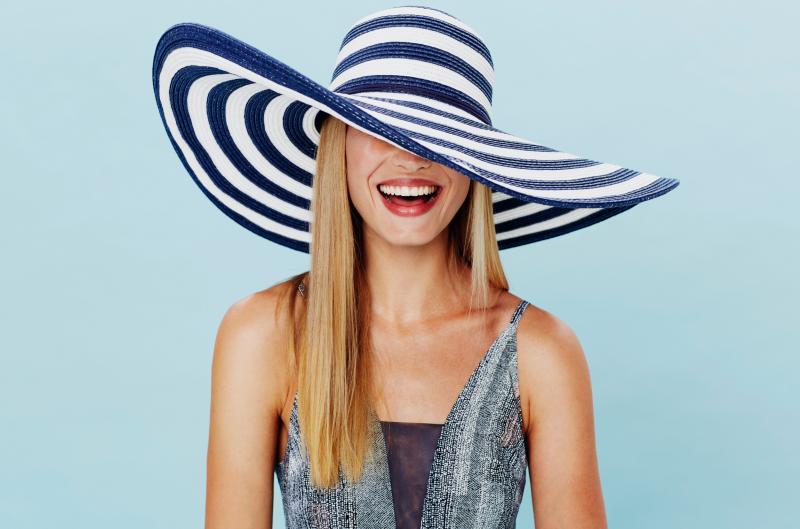 Letní pokrývky hlavy, které letos musíte mít: Čepečky a klobouky vládnou