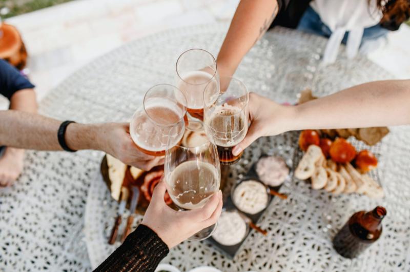 Alkohol v létě: Jak pít bezpečně a předejít dehydrataci, úpalu či nehodám