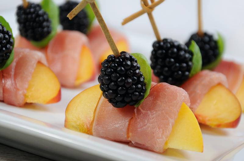 Jednoduché broskvové jednohubky s mozzarellou a prosciuttem pro každou příležitost