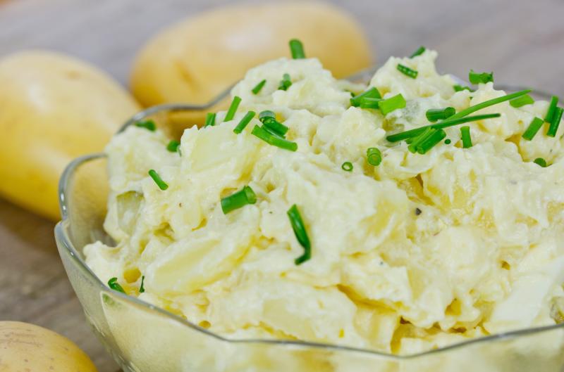Jednoduchá a levná bramborová pomazánka Erdäpfelkas: Alpský recept na chleba i topinky