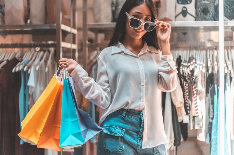 Hormony a peněženka: Proč ženy někdy utrácí bez kontroly a co s tím dělat