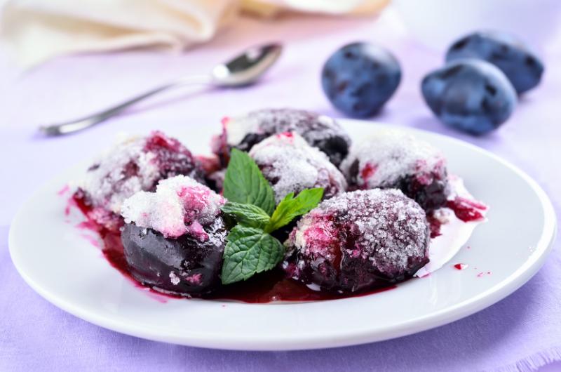 Sladká pochoutka ze švestek: Zapečené švestky s cukrem a tvarohem