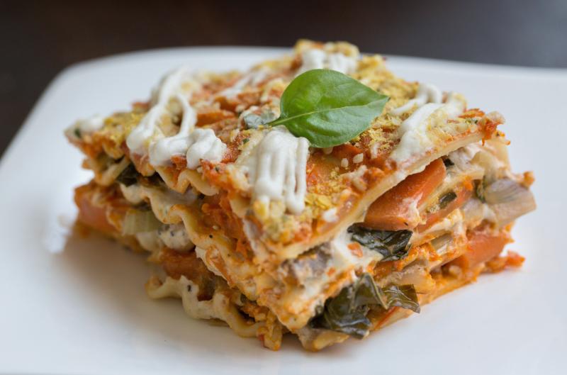 Bílé vegetariánské lasagne se špenátem, houbami a sýrem