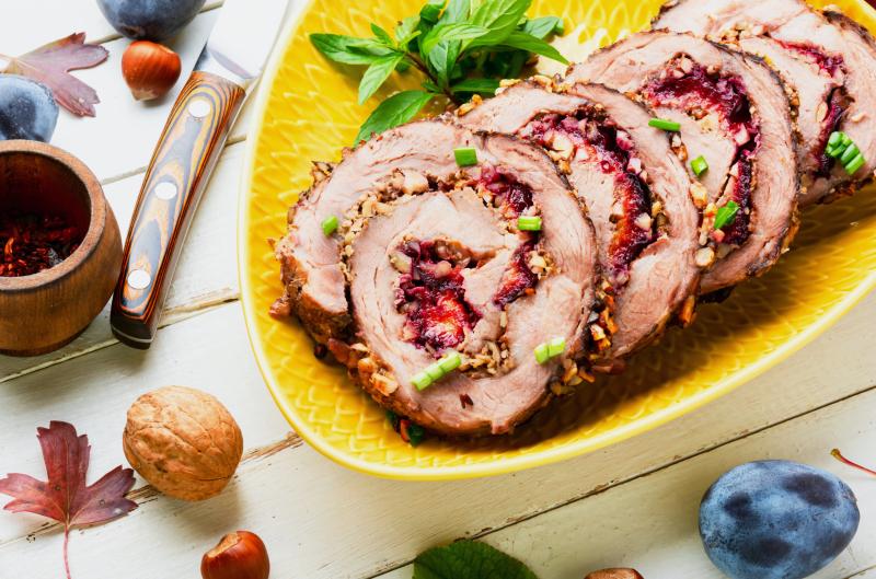 Recept na vepřovou roládu s ovocem: Meruňky a švestky v karamelu dodají masu noblesu