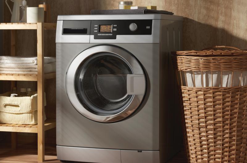 Tajemství spotřebičů: Proč pračky odhalují buben, ale myčky zůstávají skryté?