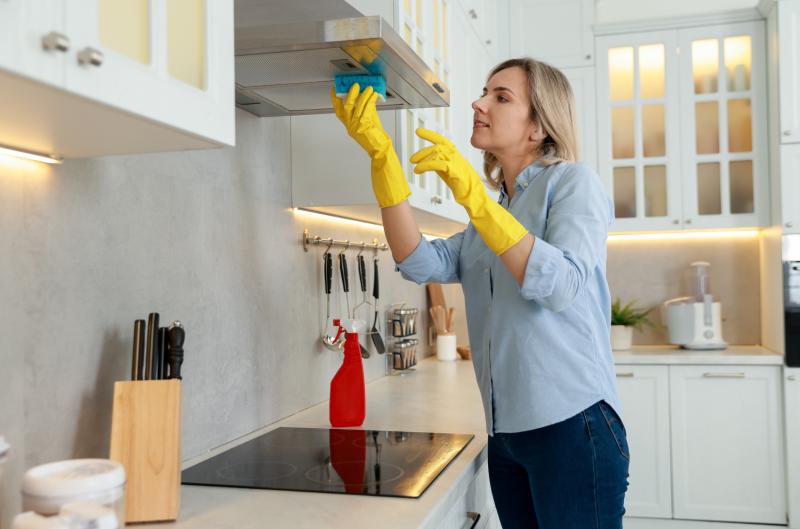 5 chyb při úklidu kuchyně, kvůli kterým se množí bakterie