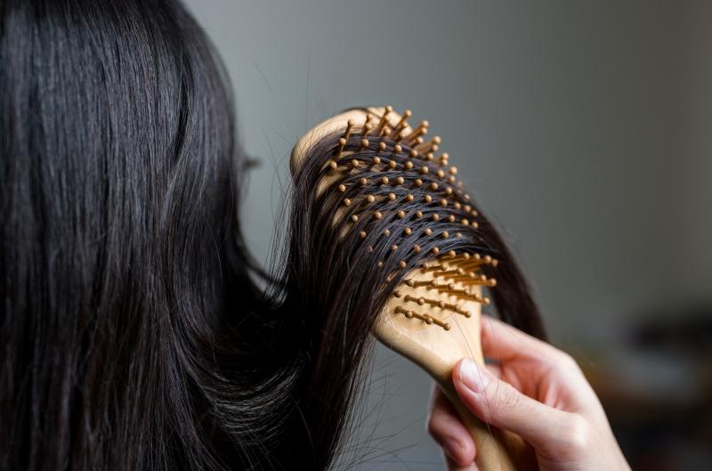 Vitamíny na vlasy podle problému: Co pomáhá při padání, lámání nebo ztrátě lesku?