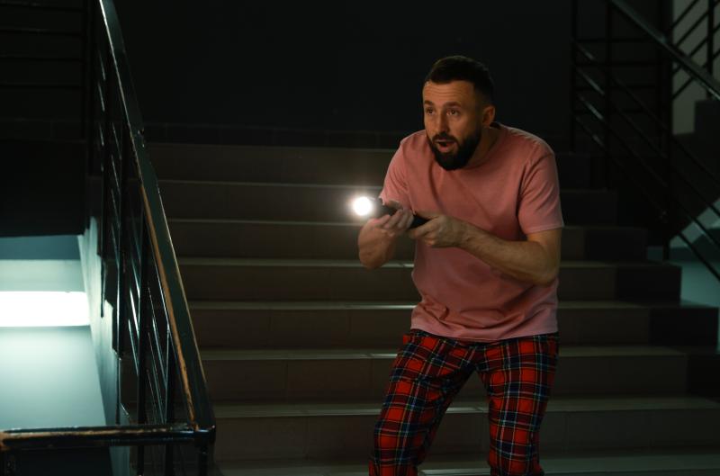 Ze sklepa se ozývaly kroky. To, co tam našel, mu ztuhla krev v žilách